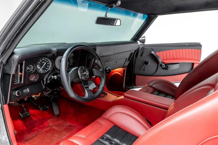 Kabin dengan dasbor vintade dan jok kulit merah