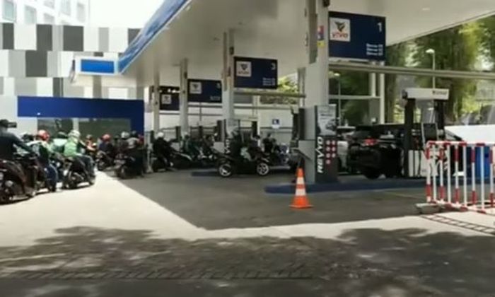 Pemotor memadati SPBU Vivo di Bandung hingga rela antre panjang, simak alasan mereka.