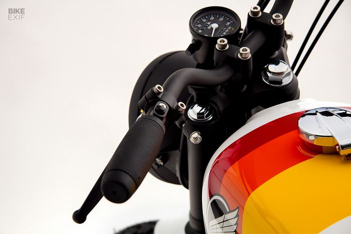 Tangki masih standar tapi dipadukan dengan kokpit yang minimalis