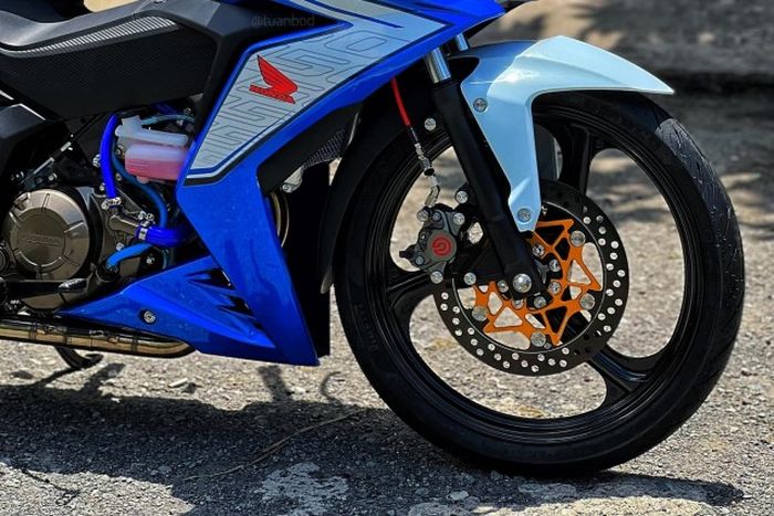 Kaki-kaki mendapatkan pelek palang tiga dan pengereman depan baru