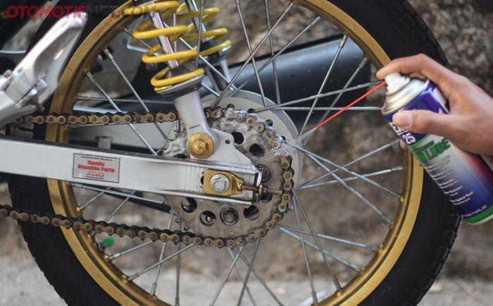 Bersihkan rantai secara rutin setelah pemakaian, setelah itu diberi pelumas