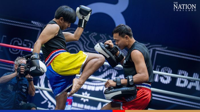 Beberapa pembalap melakukan pertunjukan bela diri Muay Thai jelang MotoGP Thailand 2022