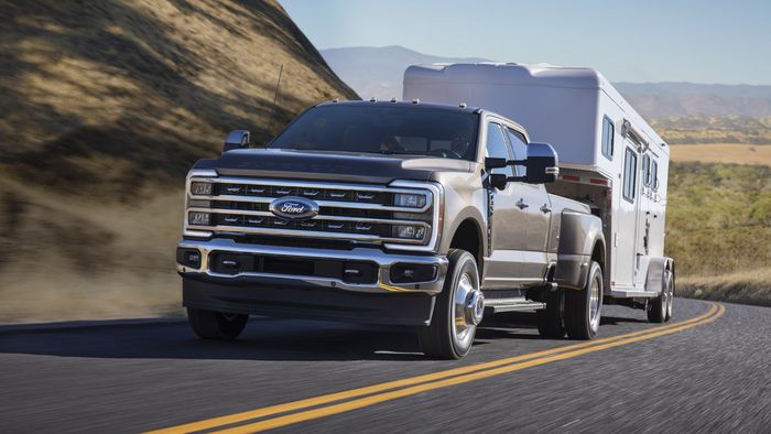 Ford Super Duty juga dapat pilihan mesin baru, mulai dari V8 bensin berkapasitas 6.800 cc dan 7.300 cc serta V8 diesel 6.700 cc.