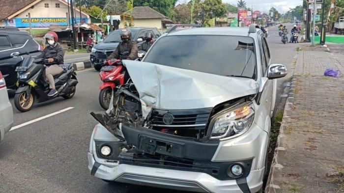 Kondisi Toyota Rush usai usai sundul Mitsubishi Colt di Kabupaten Sleman.