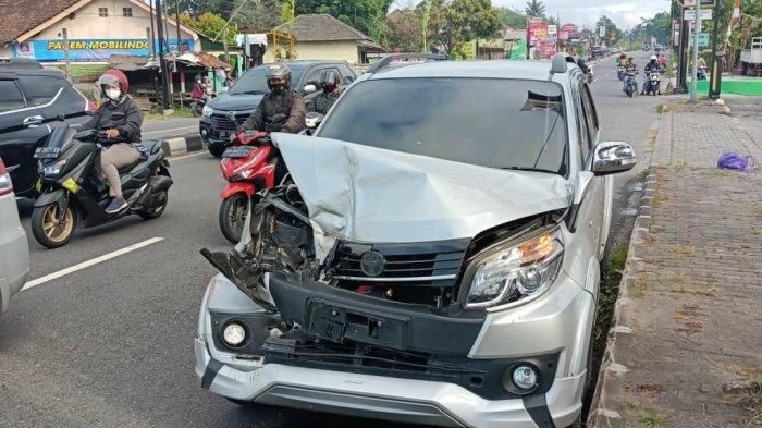 Kondisi Toyota Rush usai menyundul mitsubishi Colt bonyok bagian depan kanan.