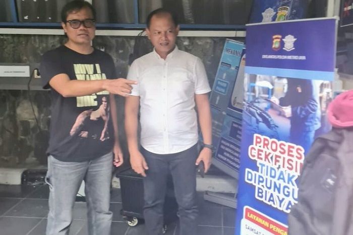 Komedian Soleh Solihun bersama Kanit Samsat Polres Metro Jakarta Selatan AKP Mulyono usai insiden pungli bayar Rp 30 ribu untuk cek fisik motor, Rabu (28/9/2022).