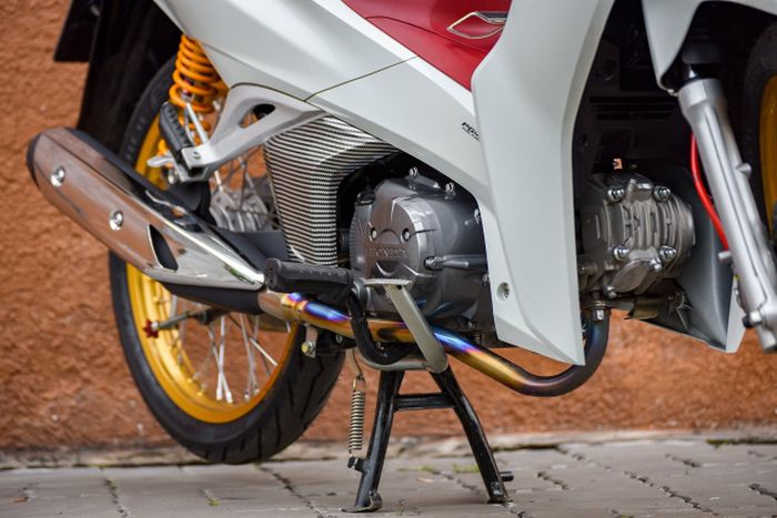 Sektor mesin mendapatkan leher knalpot titanium