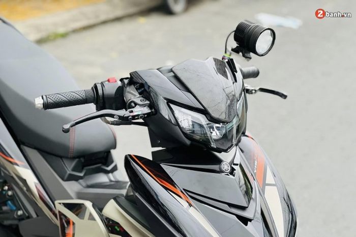 Master rem dan tuas kopling diganti, lalu ada tambahan lampu sorot LED