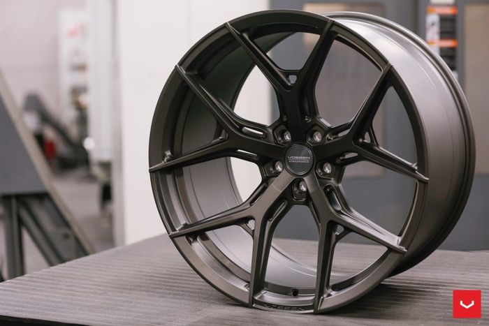 Pelek Vossen HF-5 model Y spoke berdesain atraktif