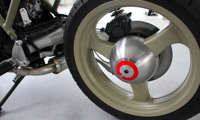 Pelek belakang dibuat seolah-olah baling-baling pesawat