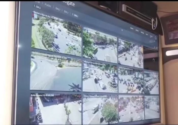 Pantauan CCTV lalu lintas di seluruh Indonesia di dalam kabin Mercedes-Benz Sprinter Sakti milik Korlantas Polri