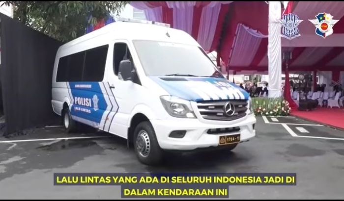 Mobil Komando berbasis Mercedes-Benz Sprinter milik Korlantas Polri