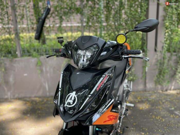 Tuas kopling pakai TWM dan ada lampu sorot di atasnya