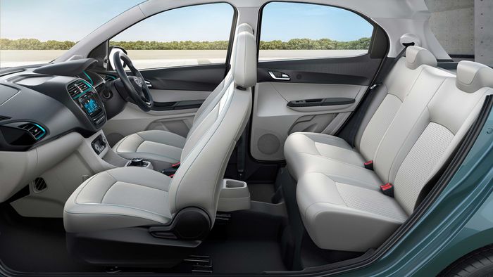 Interior Tata Tiago EV berbalut leatherette, sudah dapat audio Harman dengan Apple CarPlay dan Android Auto, glove box berpendingin, dan masih banyak lagi.