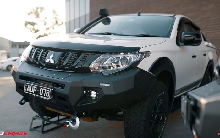 Tampilan depan modifikasi Mitsubishi Triton lama dipasangi bumper bull bar kokoh