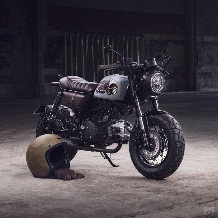 Garpu depan dipendekkan dan kedua rodanya diganti dengan pelek jari-jari 12 inci