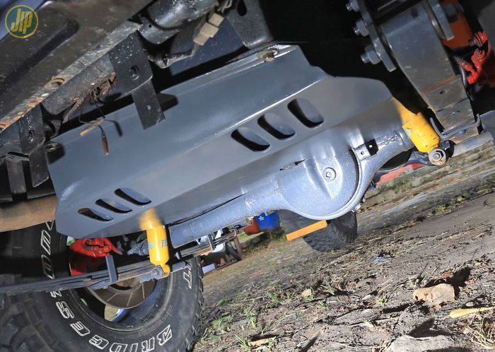 Protektor tangki bahan bakar sebaiknya memakai pelat besi ketebalan minimal 2,5 mm