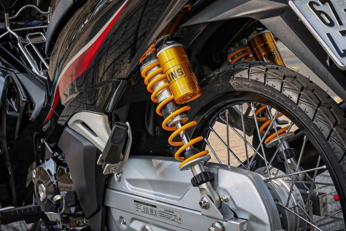 Suspensi belakang pakai shock Ohlins