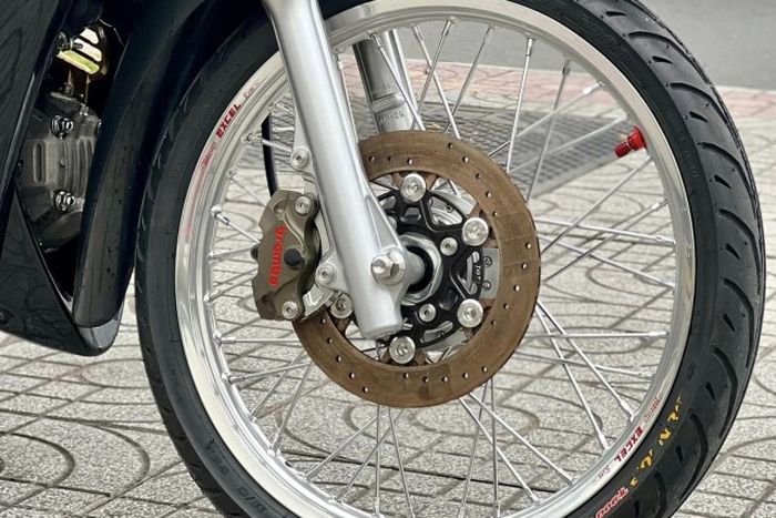 Kaki-kaki mendapatkan pelek Excel dan pengereman berkaliper Brembo