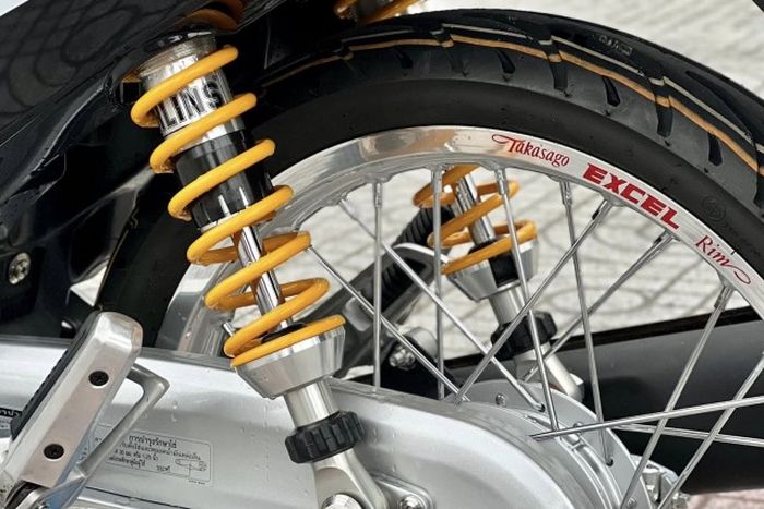 Suspensi belakang pakai shock Ohlins