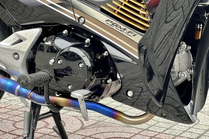 Sektor mesin mendapatkan leher knalpot titanium