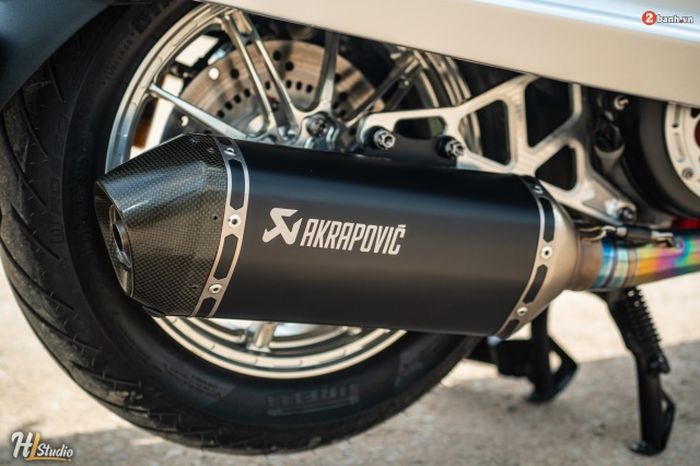 Sektor mesin mendapatkan knalpot Akrapovic