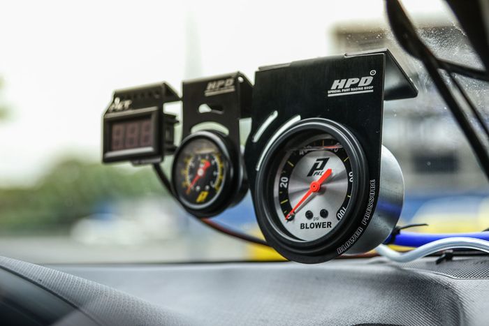 Aplikasi gauge HDP di kabin modifikasi Isuzu D-Max drag race asal Malaysia