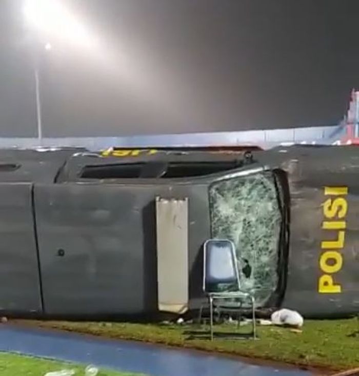 kondisi salah satu mobil polisi yang dirusak massa suporter Arema.