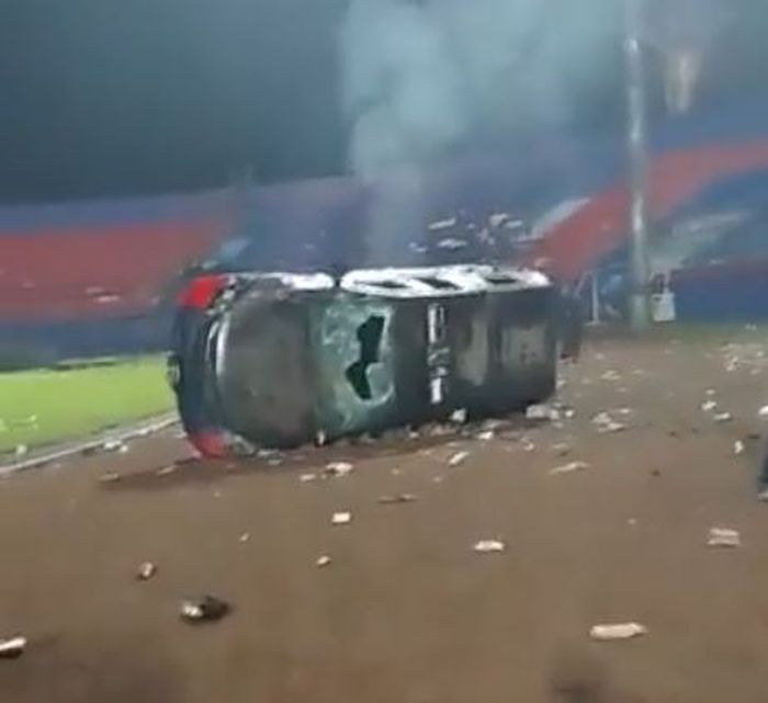 tangkap layar salah satu mobil polisi korban kerusuhan suporter Arema di Stadion Kanjuruhan, Sabtu (1/10/2022).