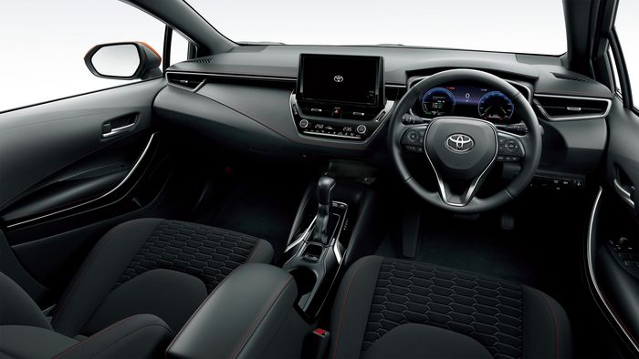 Interior Corolla versi penyegaran dapat opsi fitur head unit baru dengan In-Car Wi-Fi.