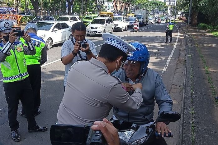 Satlantas Polres Tangerang Selatan membagikan brosur keselamatan berlalulintas, helm, hingga sembako kepada sejumlah pengguna jalan yang melintas di Jalan Pahlawan Seribu, German Center BSD, Tangsel, Senin (3/10/2022) saat operasi zebra jaya.