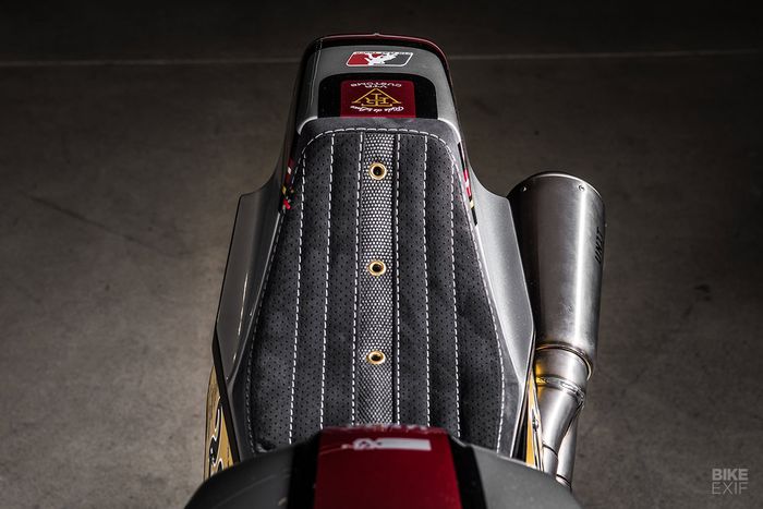 Buntut khas flat tracker terpasang pada bagian buritan