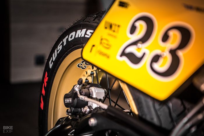 Kaki-kaki dapat suspensi Wilbers dan pelek Kineo