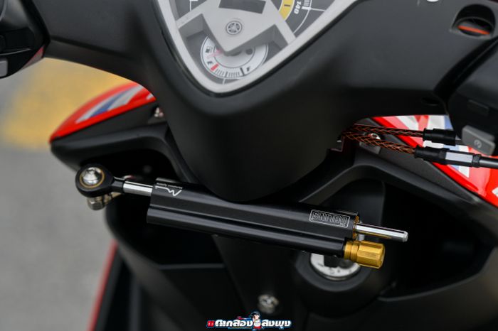 Di lehernya terpasang steering damper Ohlins