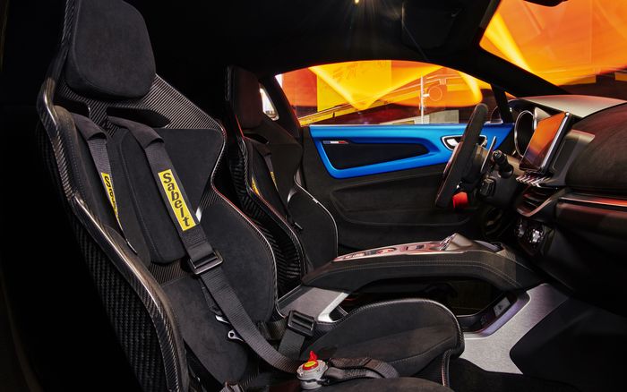 Interior Alpine A110 R dapat jok balap Sabelt dari serat karbon.