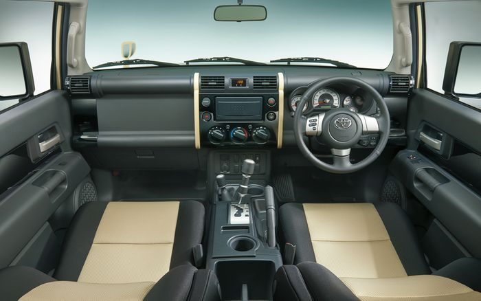 Interior FJ Cruiser edisi final versi Jepang.