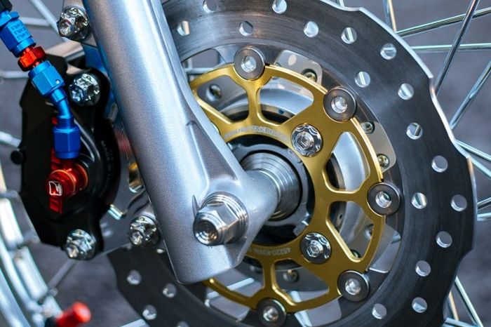 Pelek pakai Excel dan rem depan pakai kombo kaliper Frando serta cakram Takegawa