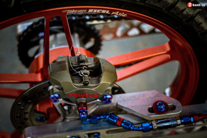 Rem belakang turut memakai kaliper Brembo