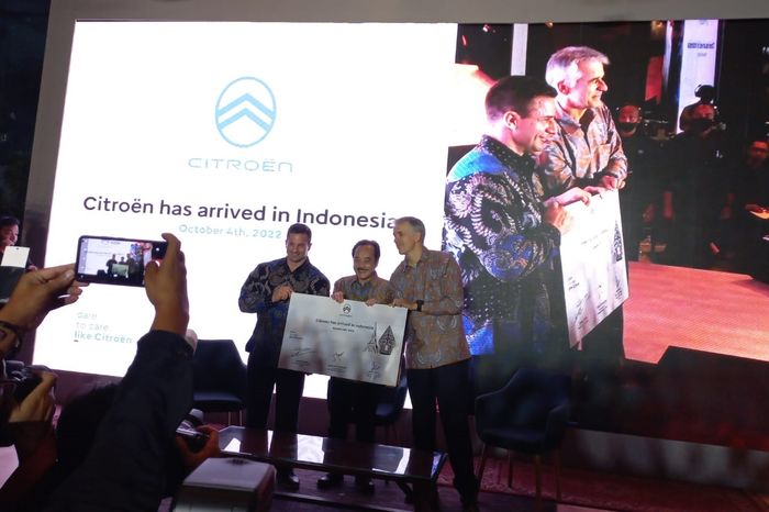 Penandatanganan kerjasama antara Citroen dan Indomobil Group.