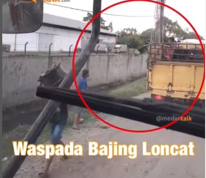 Bajing loncat jarah dua pelek dari atas truk di Jl Kayu Putih, Medan Deli, Kota Medan, Sumatera Utara