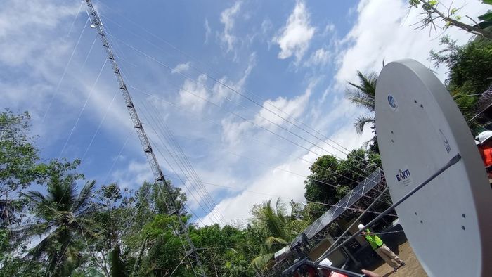 Tampak menara BTS BAKTI dan panel VSAT di Desa Selong Belanak