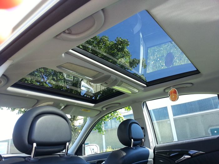 Mercy E-Class W211 E240 Avantgarde dengan fitur panoramic sunroof punya harga bekas tinggi dan stabil
