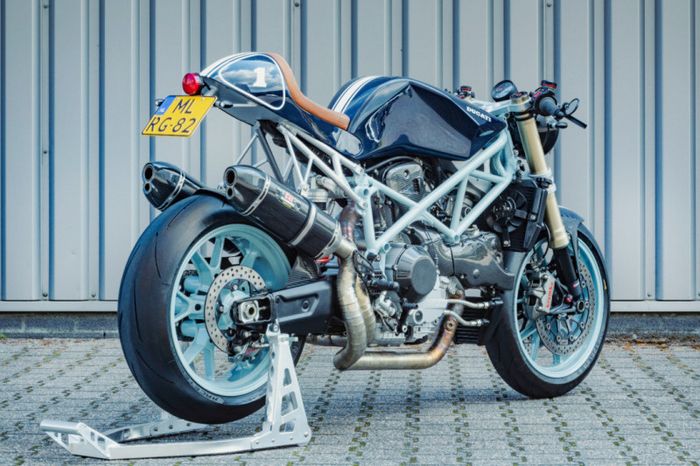 Ducati 999 cafe racer yang mempesona