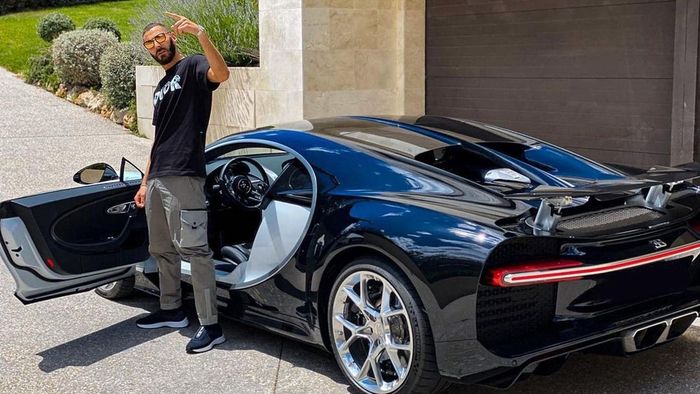 Karim Benzema dengan salah satu koleksi super car nya