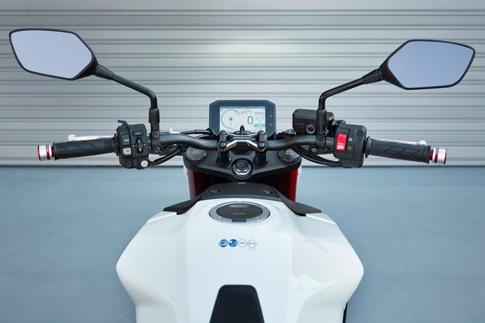 Area setang kemudi Honda CB750 Hornet 2023