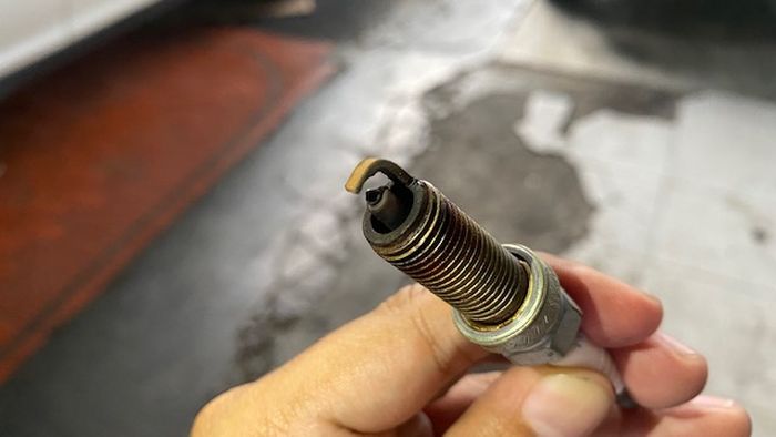 Kondisi ujung busi berwarna hitam agak tipis seperti ini menandakan pembakaran bagus.