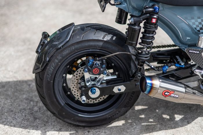 Swingarm mendapat extension dan pengeremannya diupgrade serupa yang depan