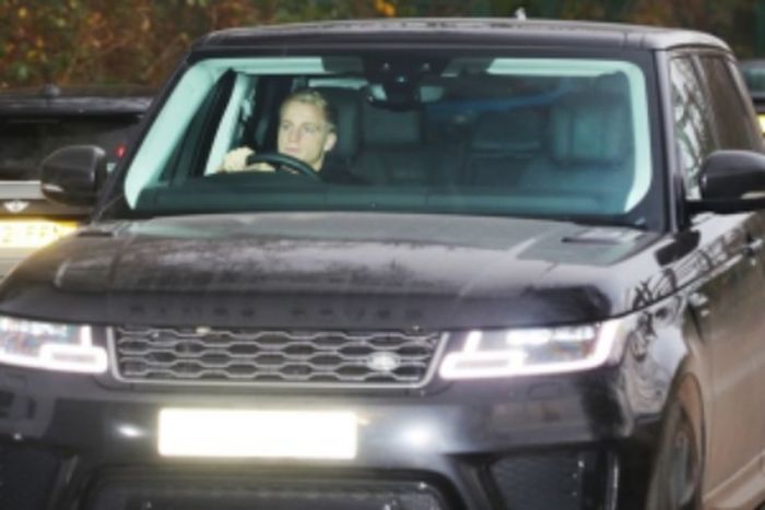 Erling Haaland saat mengemudikan Range Rover Sport miliknya.