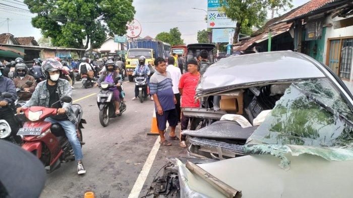 Separuh bodi kanan Toyota Avanza terbelah ditebas truk boks di di jalan raya Yogyakarta-Wonosari, desa Bintaran Kulon, Srimulyo, Kapanewon Piyungan, Bantul, Yogyakarta