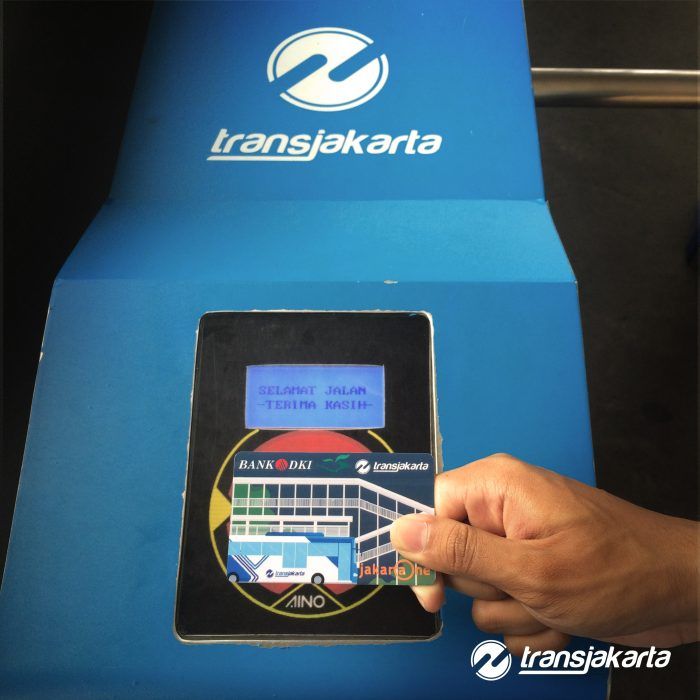 Naik bus Transjakarta wajib tap in dan tap out serta saldo minimal Rp 5 ribu
